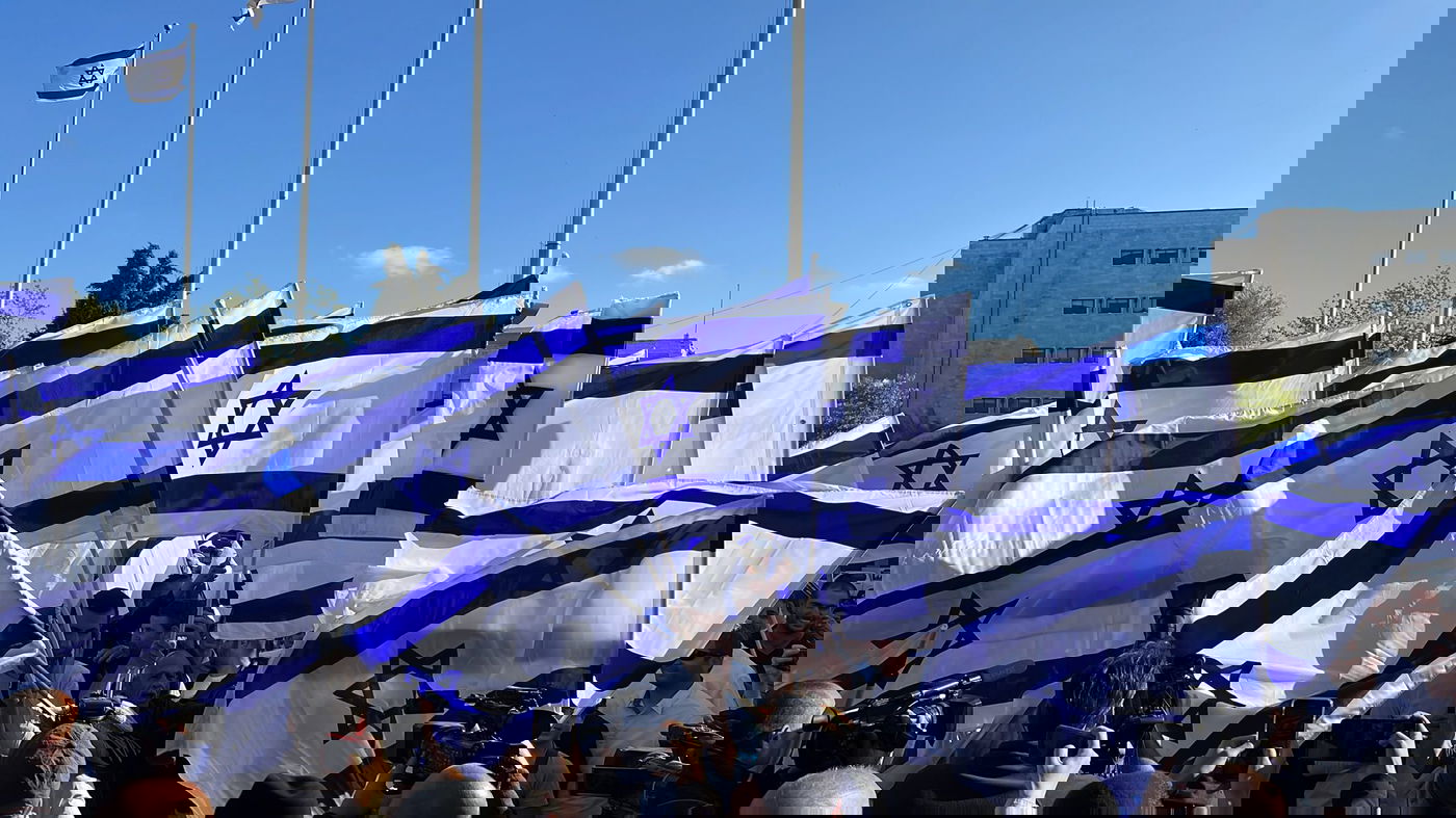 מאות בכיכר ספרא מפגינים כנגד גל הטרור