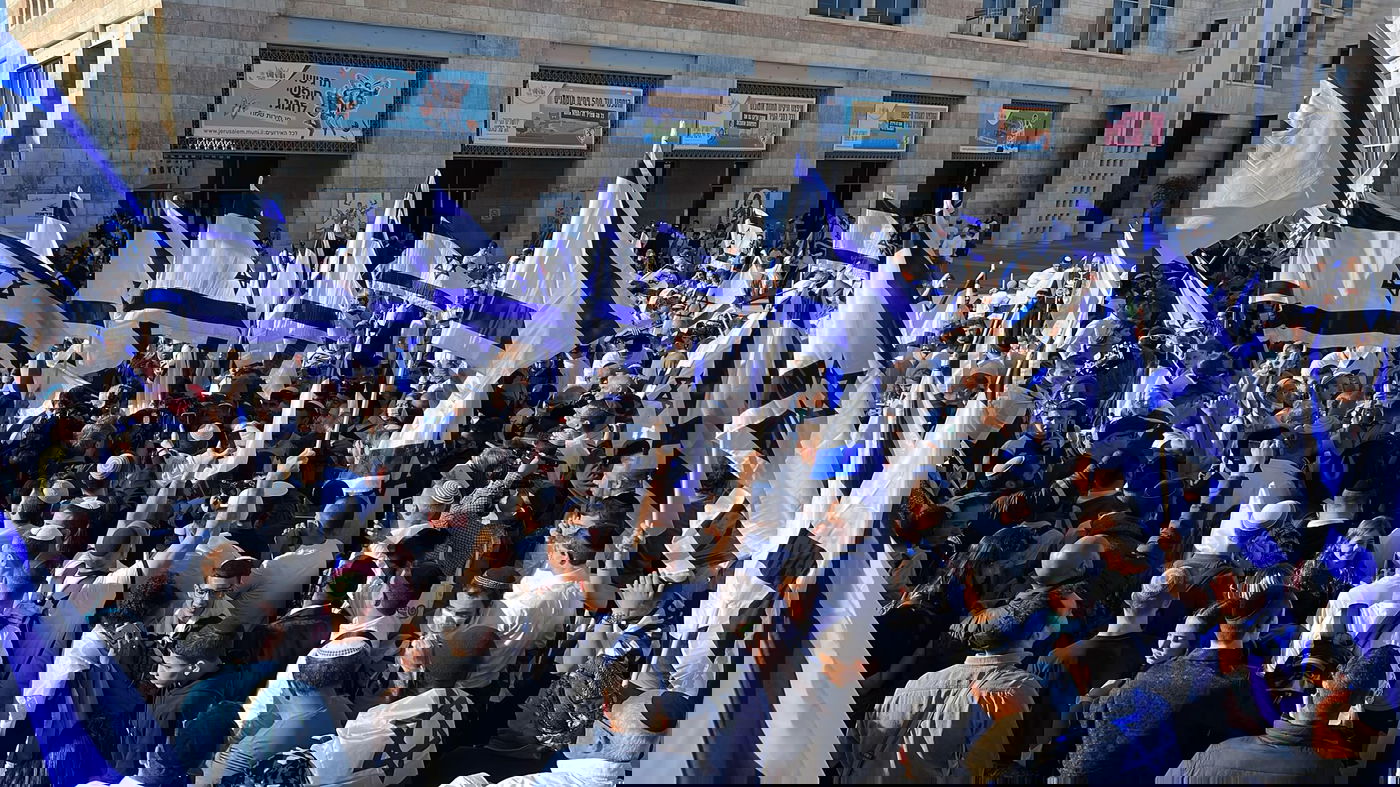 מאות בכיכר ספרא מפגינים כנגד גל הטרור