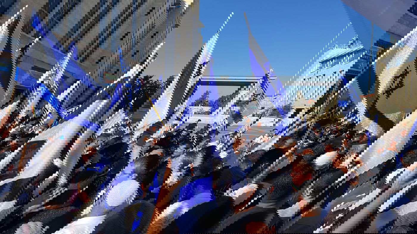 מאות בכיכר ספרא מפגינים כנגד גל הטרור