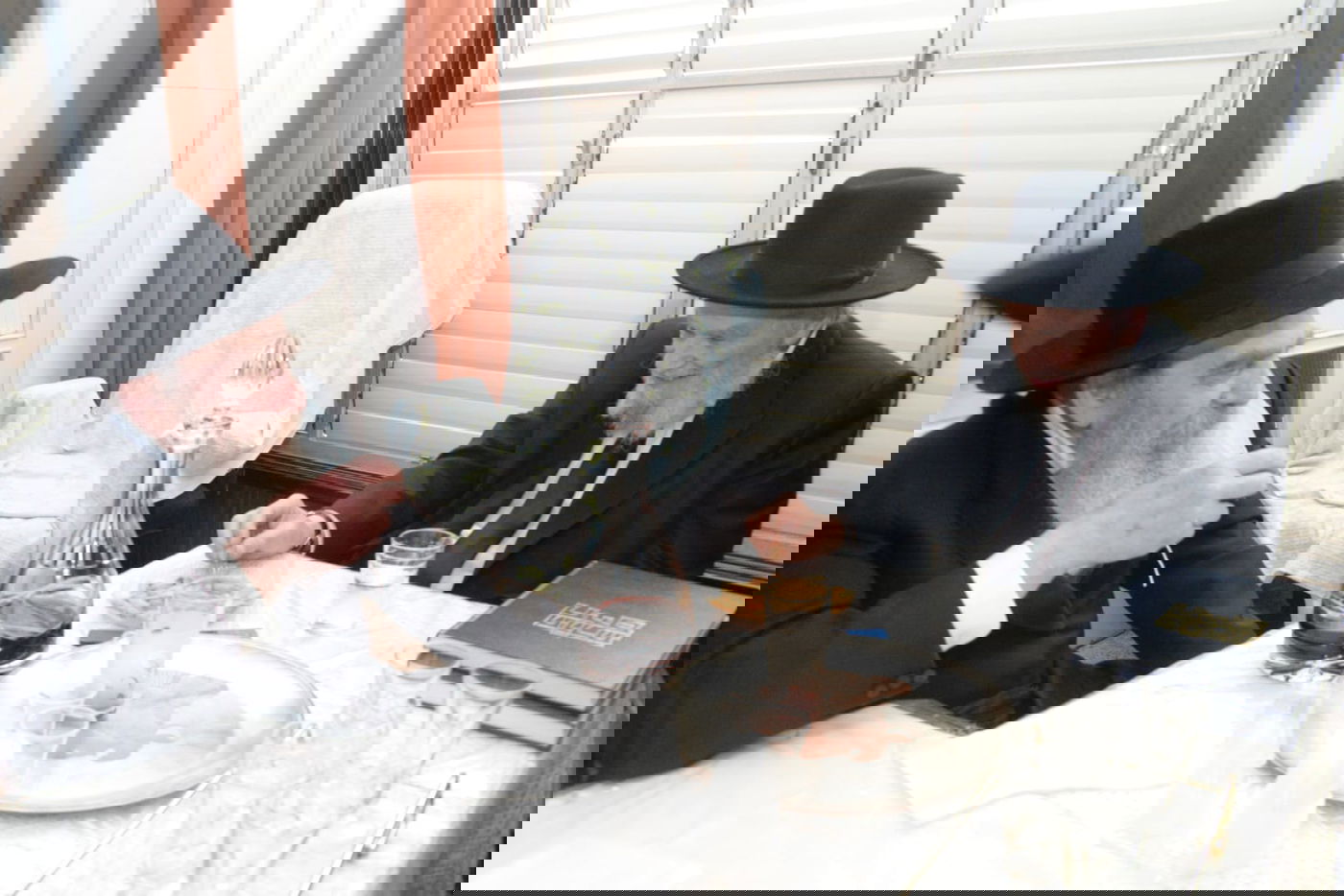 הגאון רבי משה הלל הירש נועד עם הגר"ע שוחאט