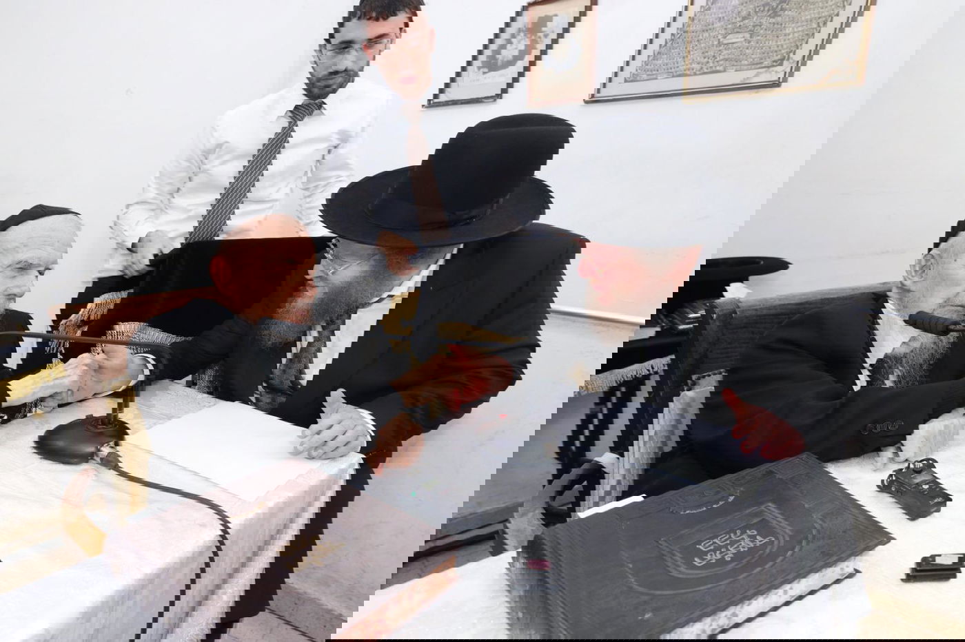 תיעוד מסכם: אלפים עלו לביתו של ראש הישיבה בחג הפסח