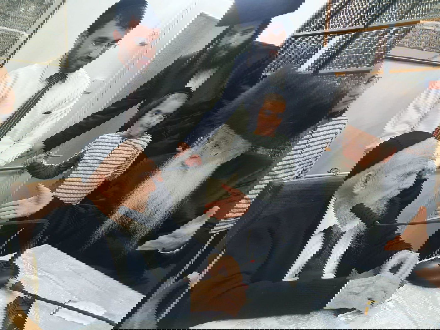 תיעוד מסכם: אלפים עלו לביתו של ראש הישיבה בחג הפסח