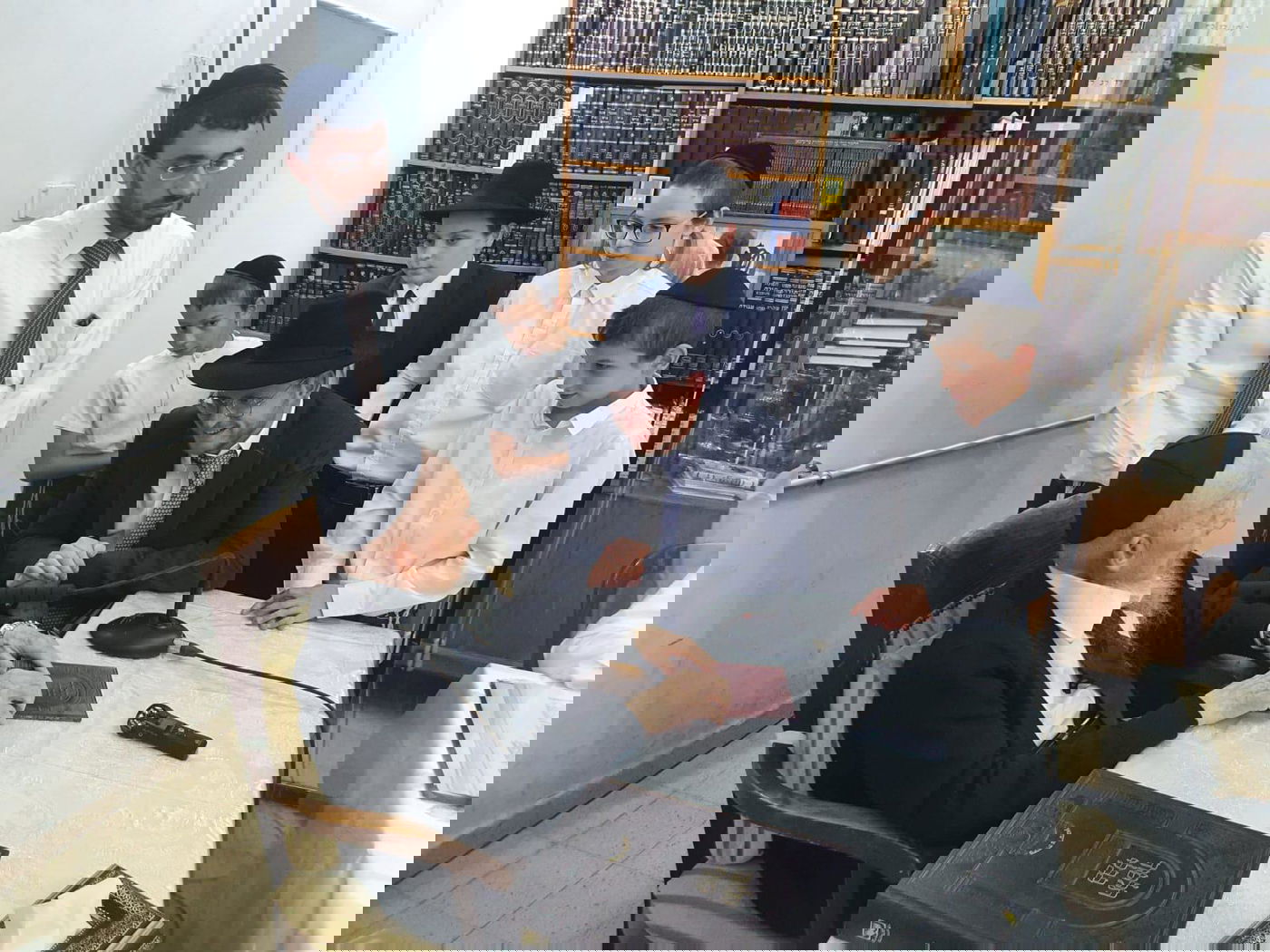 תיעוד מסכם: אלפים עלו לביתו של ראש הישיבה בחג הפסח