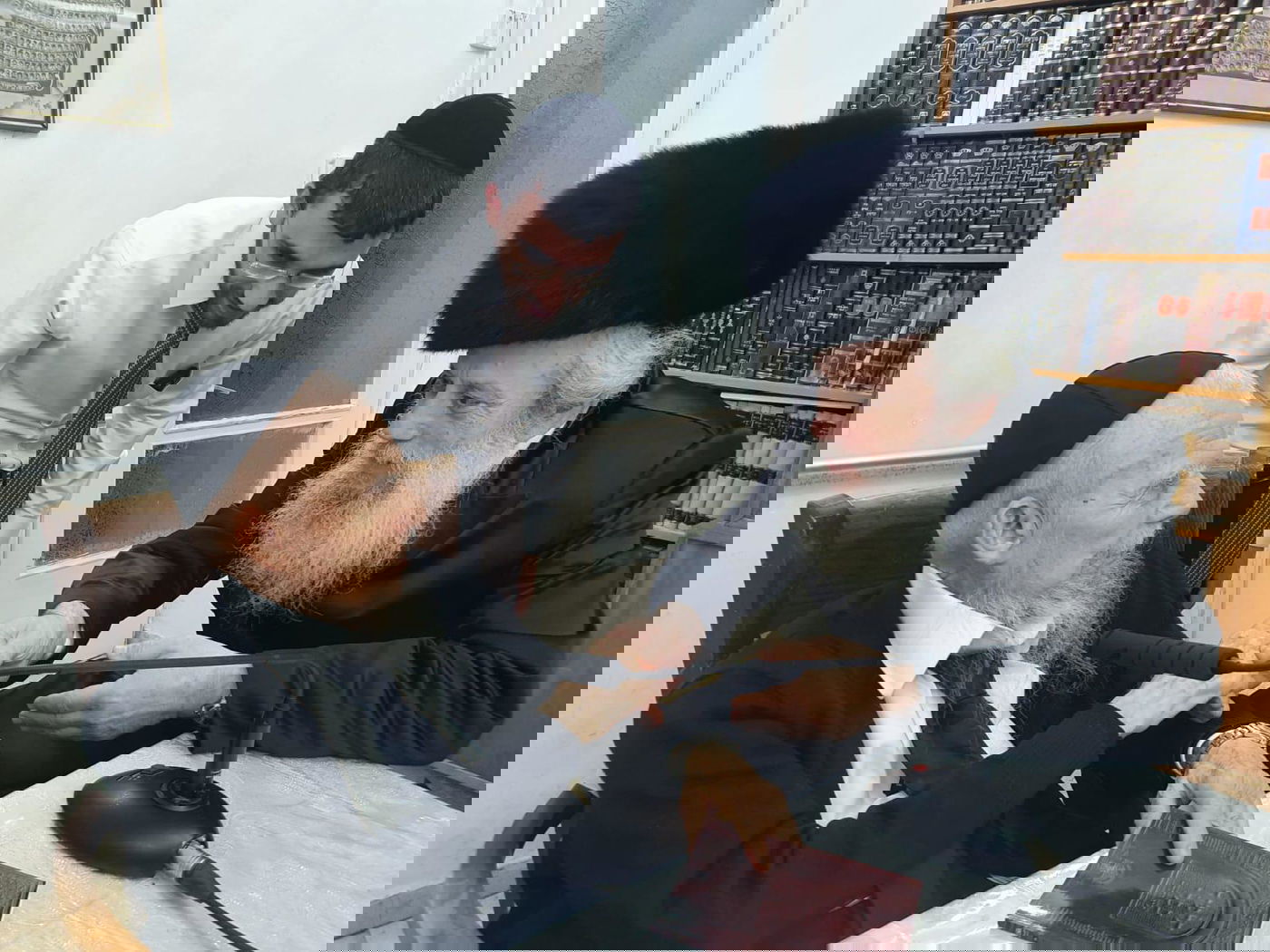 תיעוד מסכם: אלפים עלו לביתו של ראש הישיבה בחג הפסח