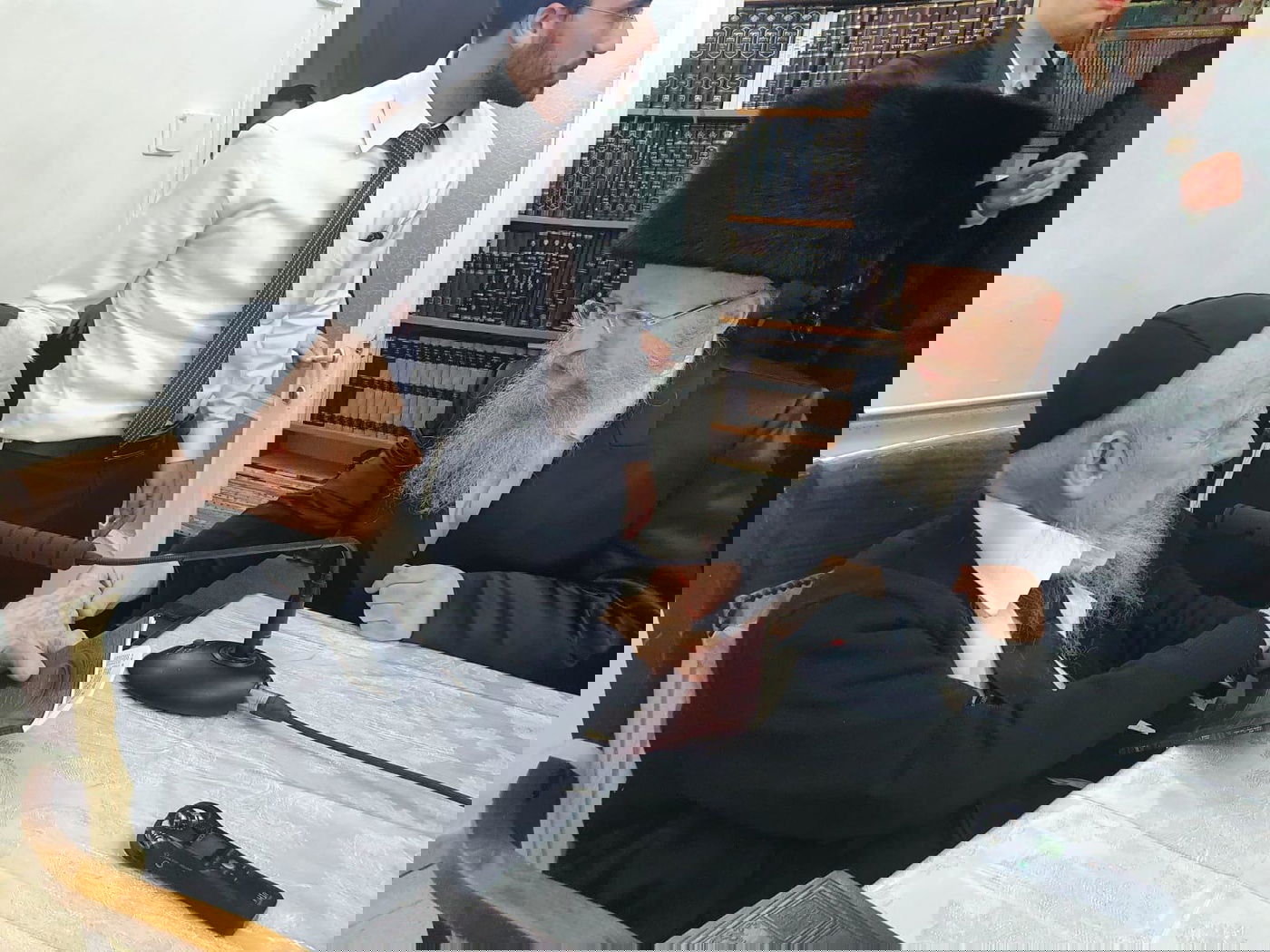 תיעוד מסכם: אלפים עלו לביתו של ראש הישיבה בחג הפסח