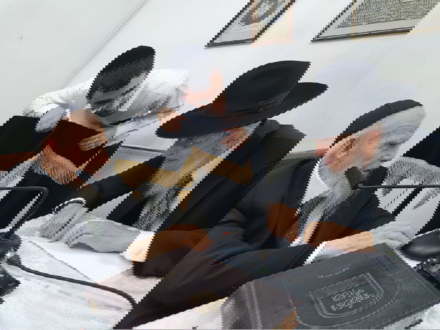 תיעוד מסכם: אלפים עלו לביתו של ראש הישיבה בחג הפסח