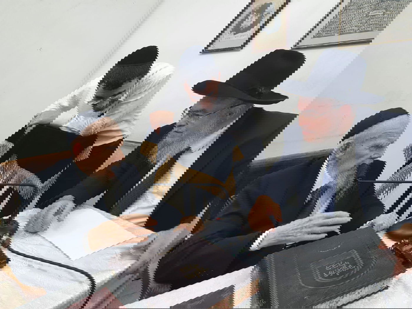 תיעוד מסכם: אלפים עלו לביתו של ראש הישיבה בחג הפסח