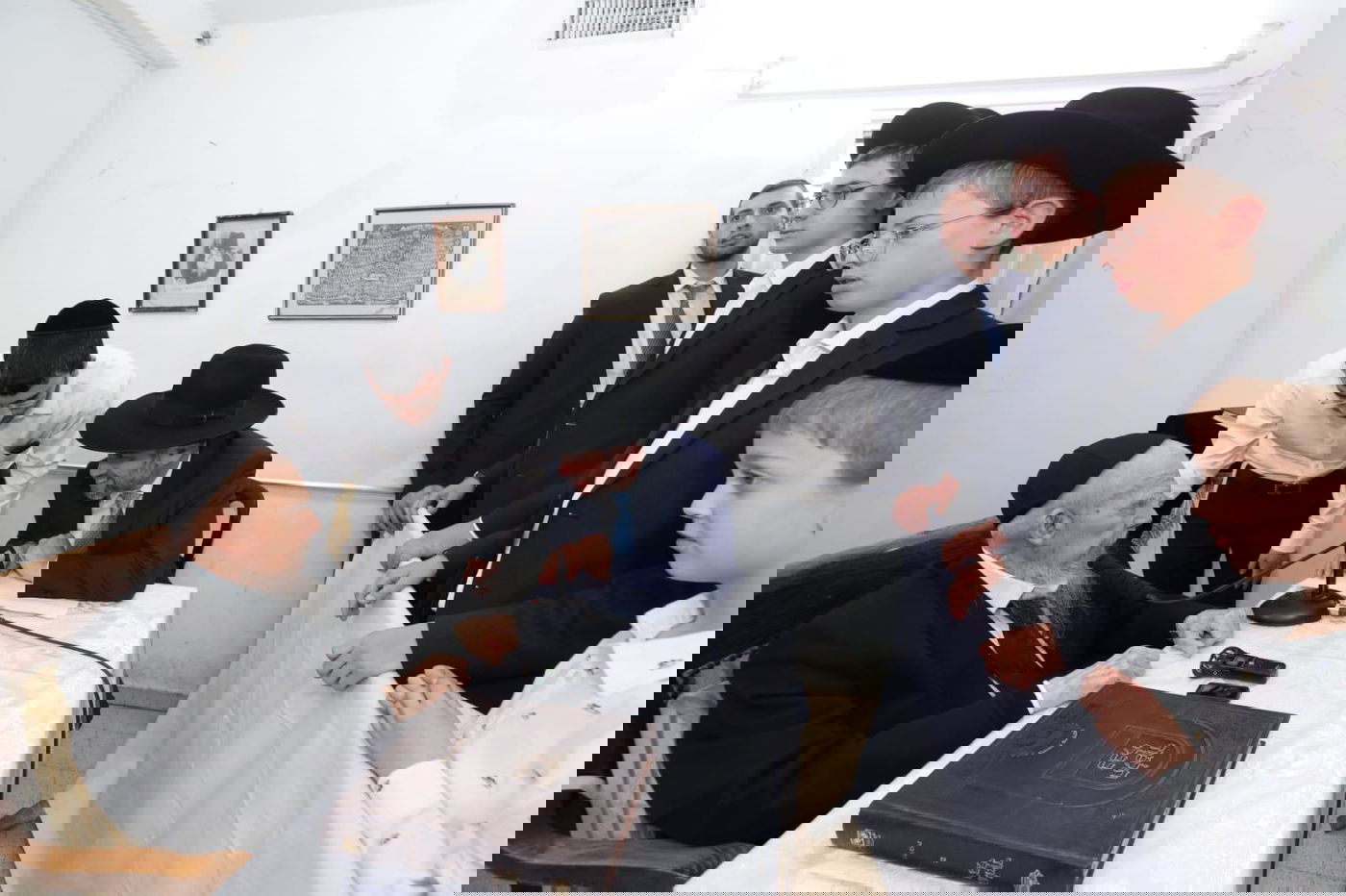 תיעוד מסכם: אלפים עלו לביתו של ראש הישיבה בחג הפסח