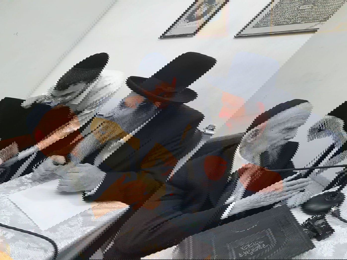 תיעוד מסכם: אלפים עלו לביתו של ראש הישיבה בחג הפסח