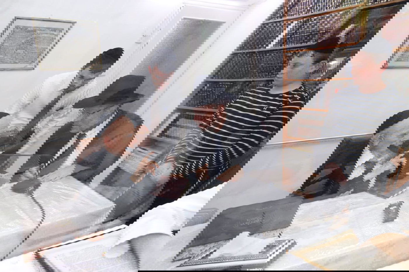 תיעוד מסכם: אלפים עלו לביתו של ראש הישיבה בחג הפסח