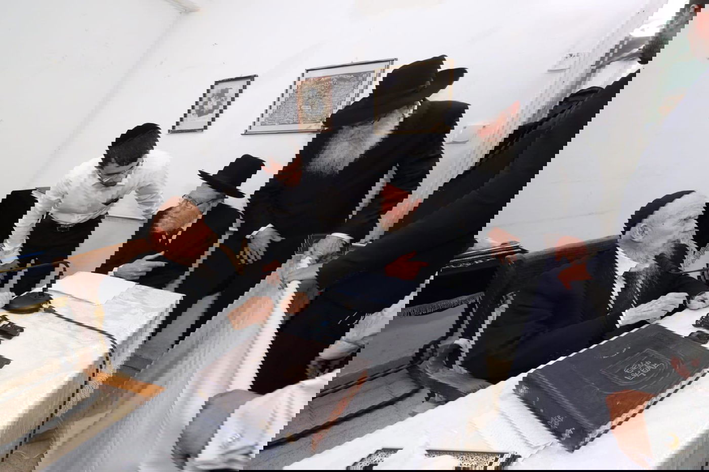 תיעוד מסכם: אלפים עלו לביתו של ראש הישיבה בחג הפסח