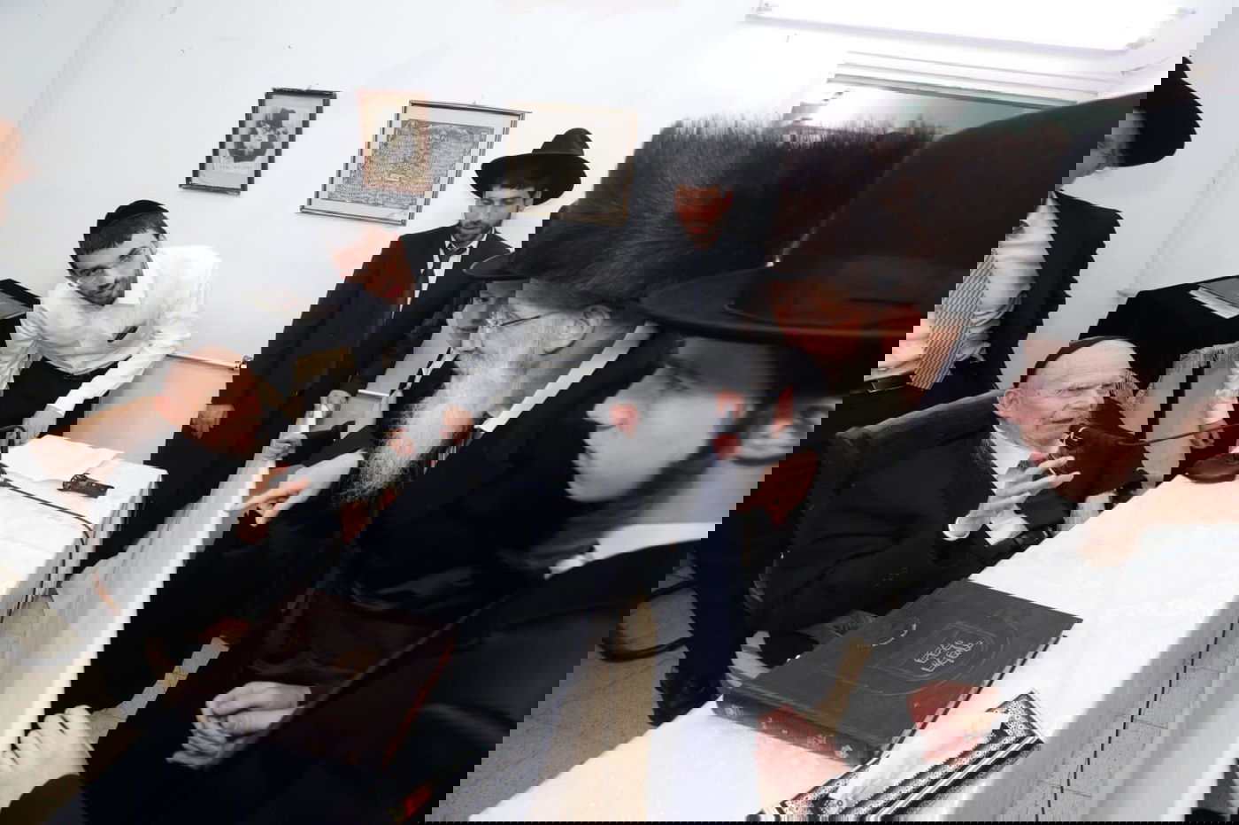 תיעוד מסכם: אלפים עלו לביתו של ראש הישיבה בחג הפסח