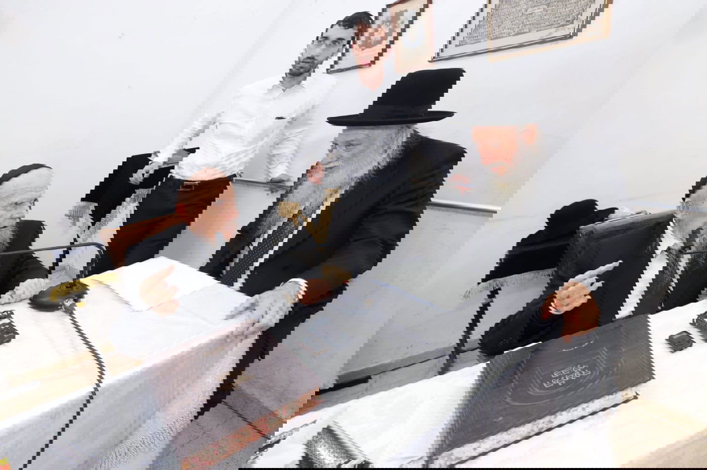 תיעוד מסכם: אלפים עלו לביתו של ראש הישיבה בחג הפסח