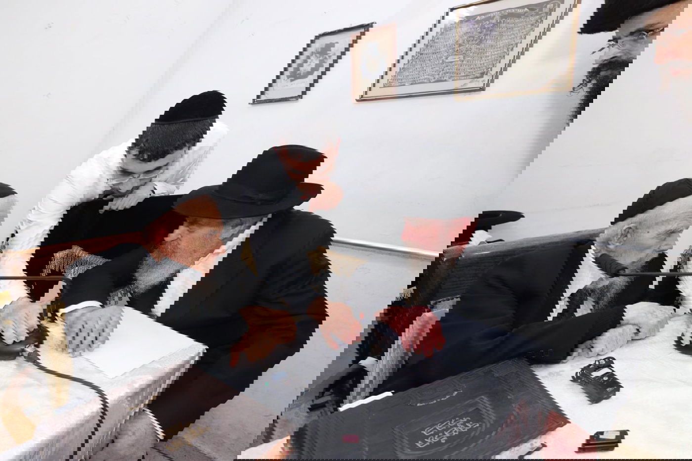 תיעוד מסכם: אלפים עלו לביתו של ראש הישיבה בחג הפסח