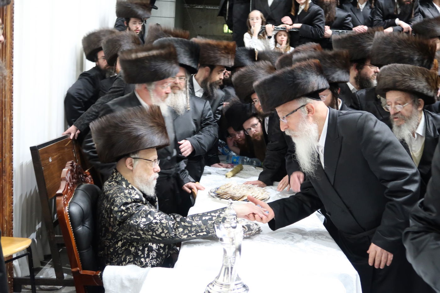 הרבי חילק מצה לשמירה: מראות חג הפסח בסערט ויז'ניץ