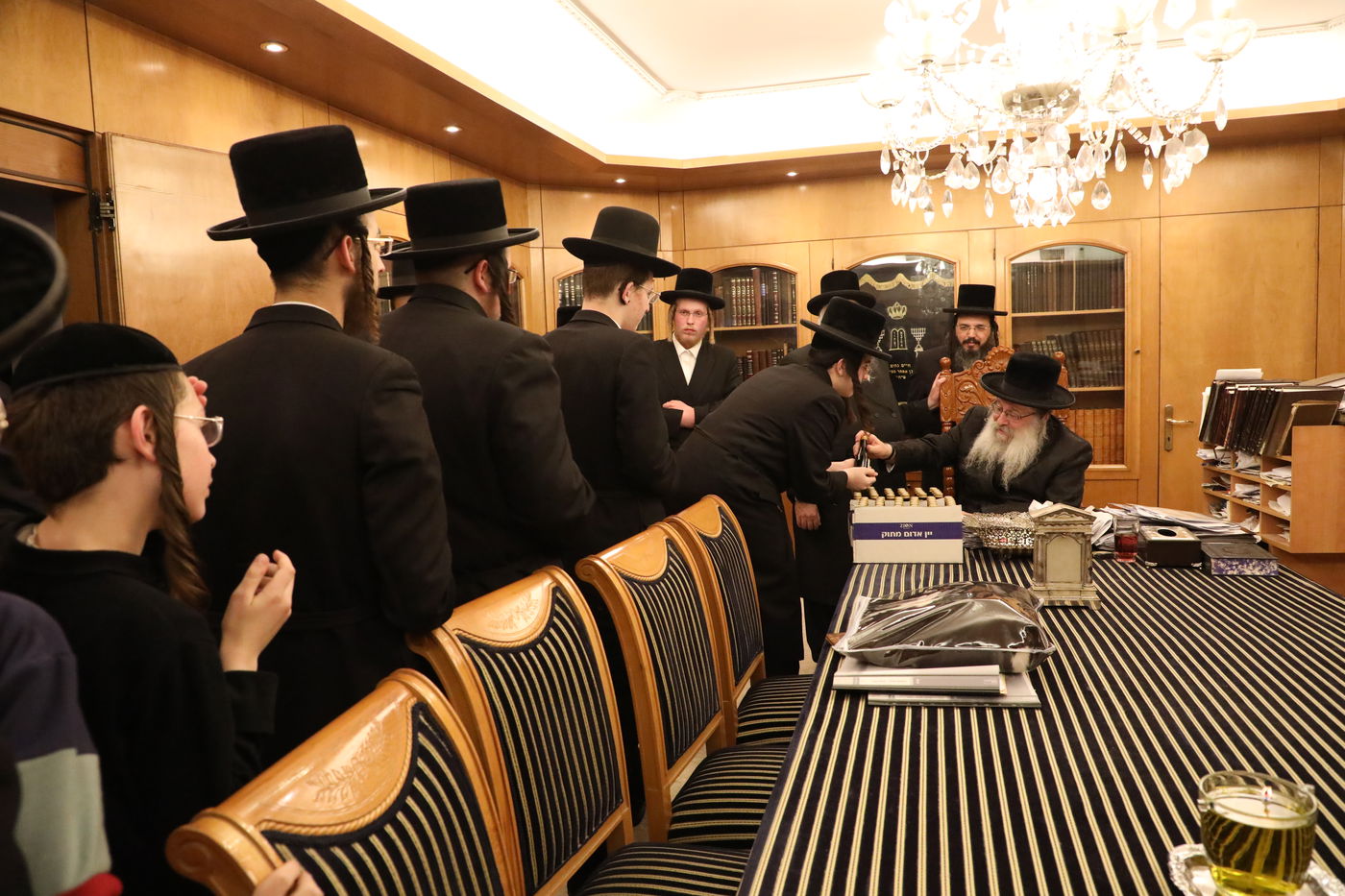 נדבורנה: החסידים למדו ברציפות וקיבלו מהרבי בקבוק יין