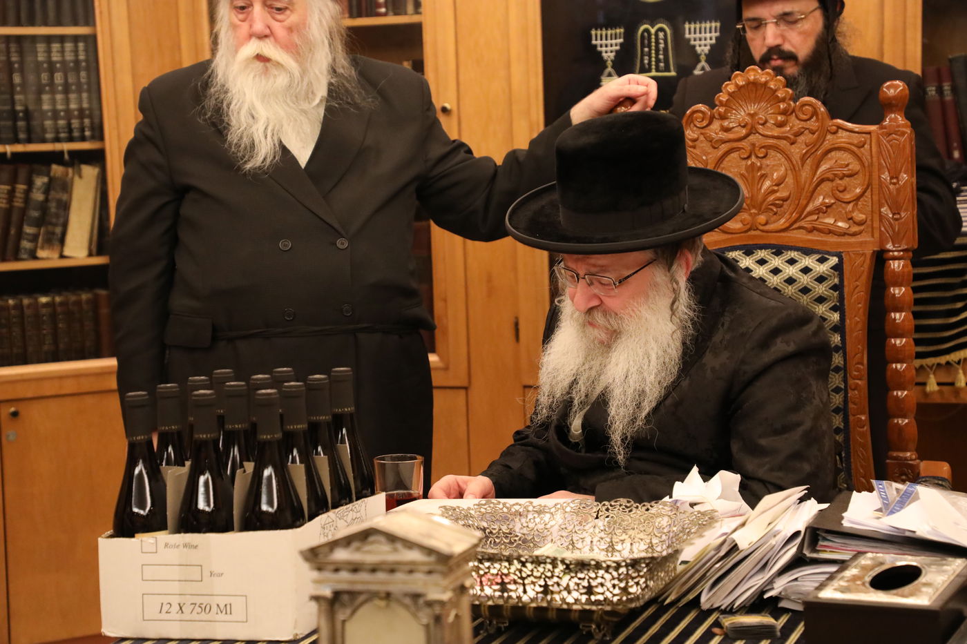 נדבורנה: החסידים למדו ברציפות וקיבלו מהרבי בקבוק יין