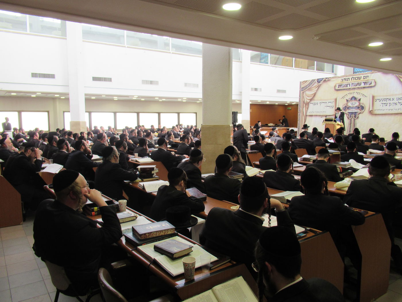 נדבורנה: החסידים למדו ברציפות וקיבלו מהרבי בקבוק יין