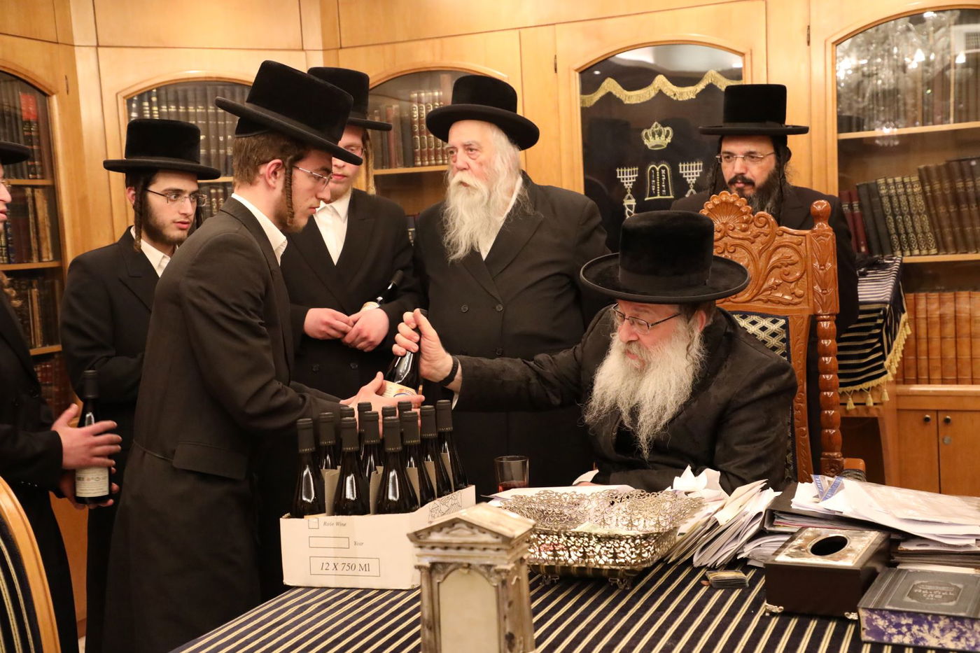 נדבורנה: החסידים למדו ברציפות וקיבלו מהרבי בקבוק יין