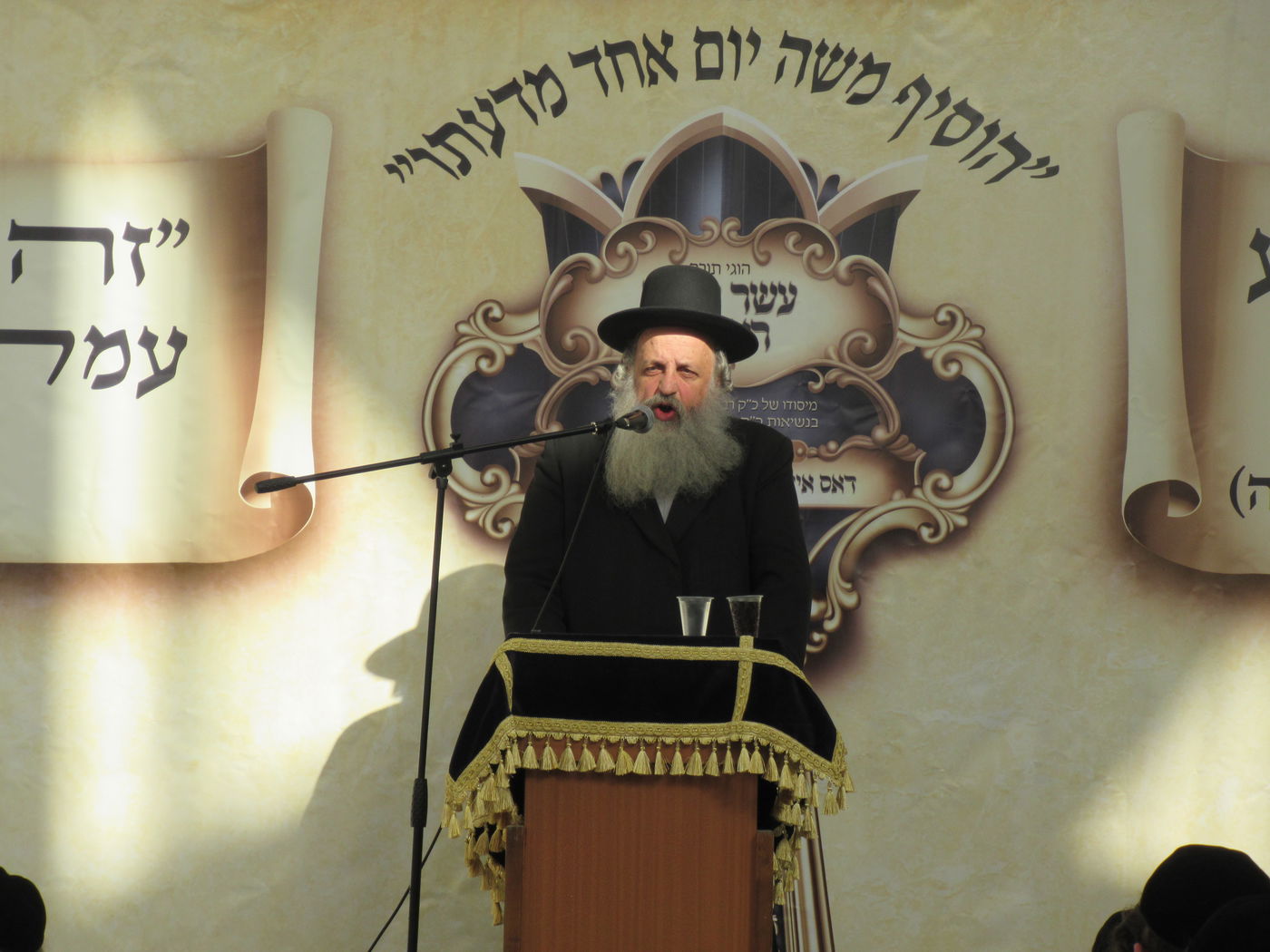 נדבורנה: החסידים למדו ברציפות וקיבלו מהרבי בקבוק יין