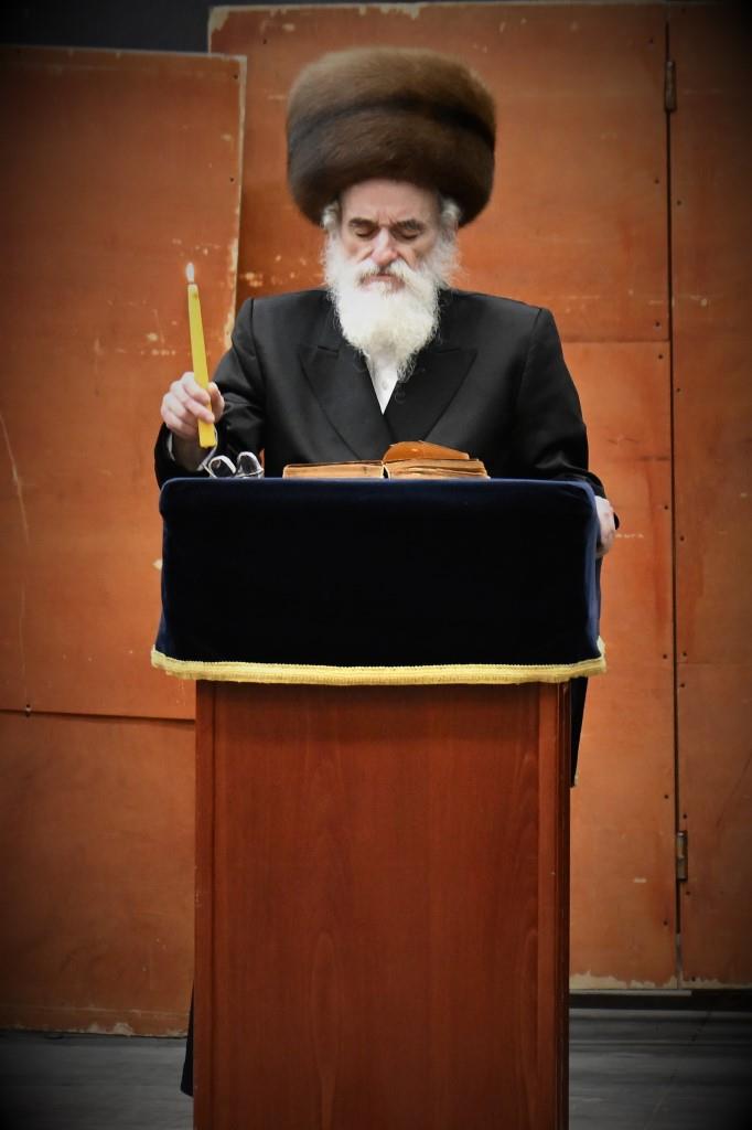 הרבי למד עם הבחור היתום: מראות חג הפסח בויז'ניץ