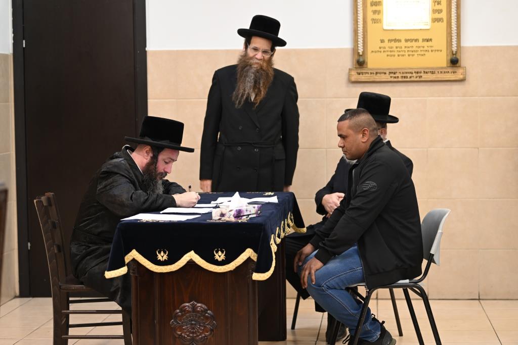 הרבי למד עם הבחור היתום: מראות חג הפסח בויז'ניץ