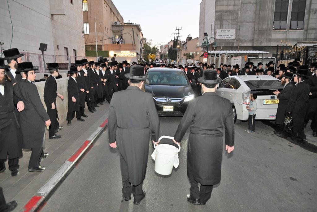 הרבי למד עם הבחור היתום: מראות חג הפסח בויז'ניץ