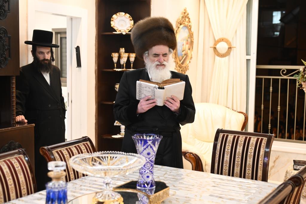 הרבי למד עם הבחור היתום: מראות חג הפסח בויז'ניץ