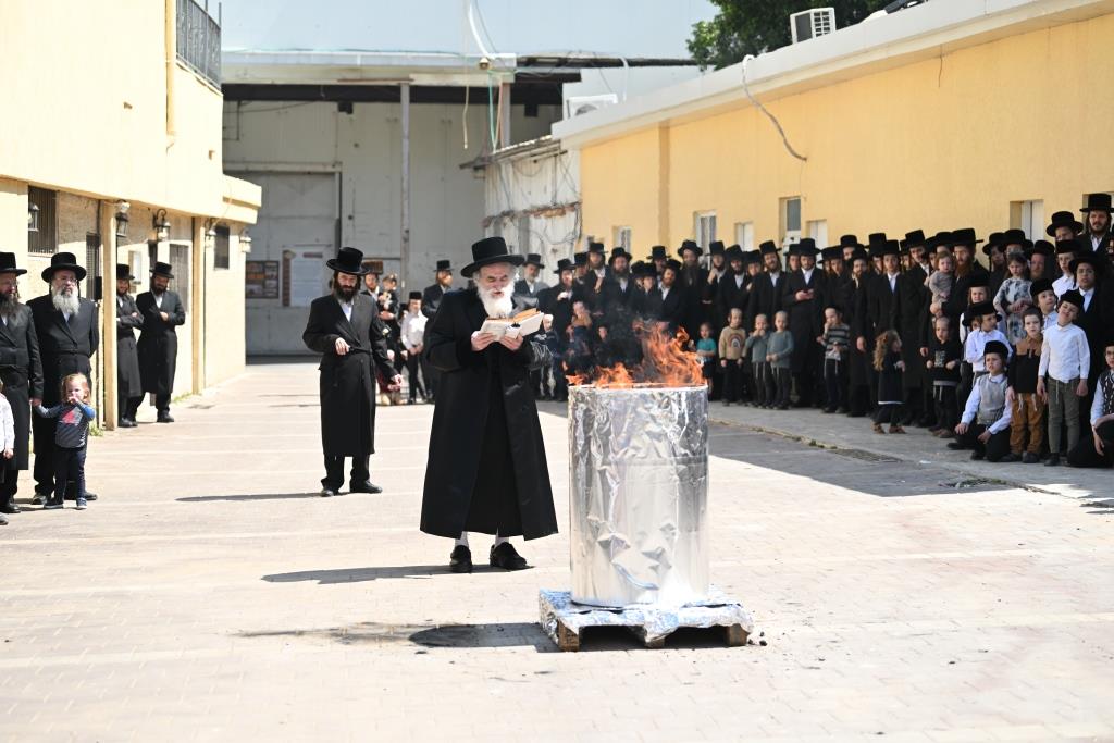 הרבי למד עם הבחור היתום: מראות חג הפסח בויז'ניץ