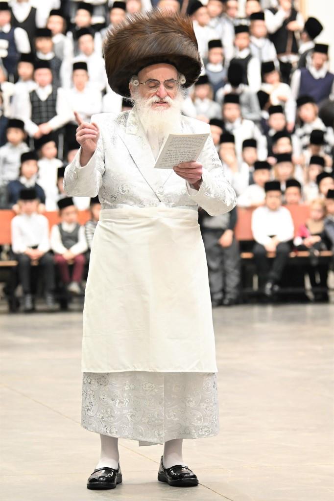 הרבי למד עם הבחור היתום: מראות חג הפסח בויז'ניץ