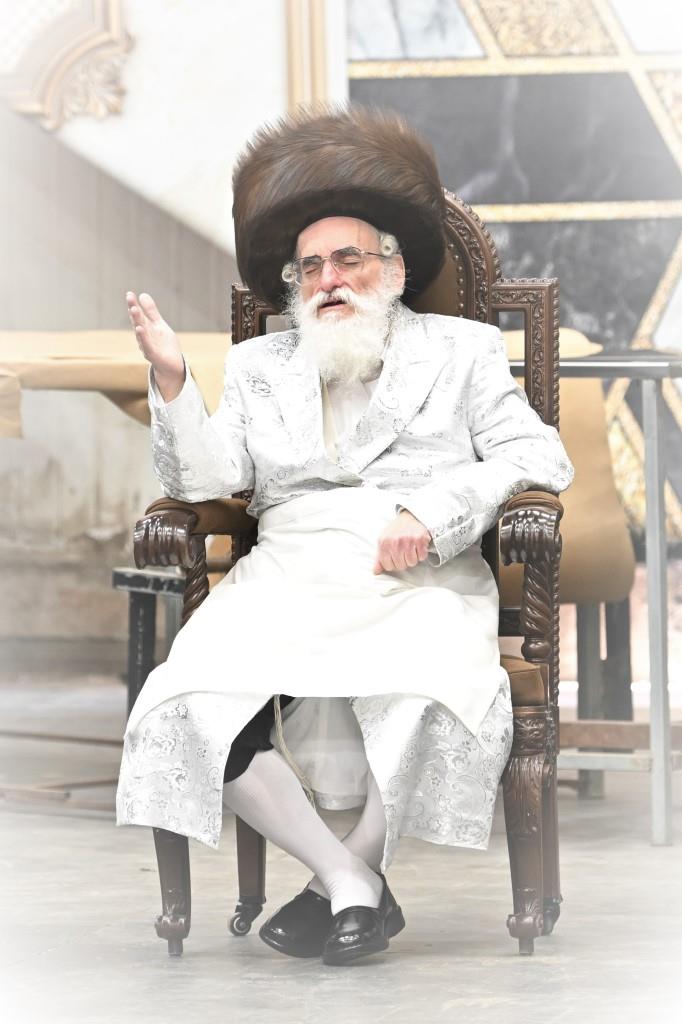 הרבי למד עם הבחור היתום: מראות חג הפסח בויז'ניץ