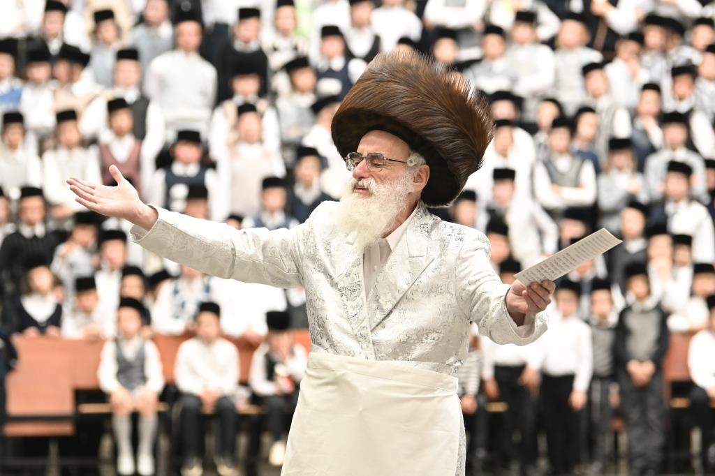 הרבי למד עם הבחור היתום: מראות חג הפסח בויז'ניץ