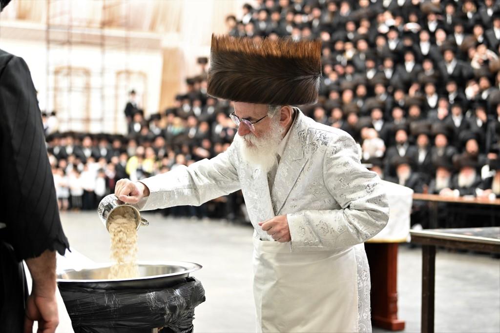 הרבי למד עם הבחור היתום: מראות חג הפסח בויז'ניץ