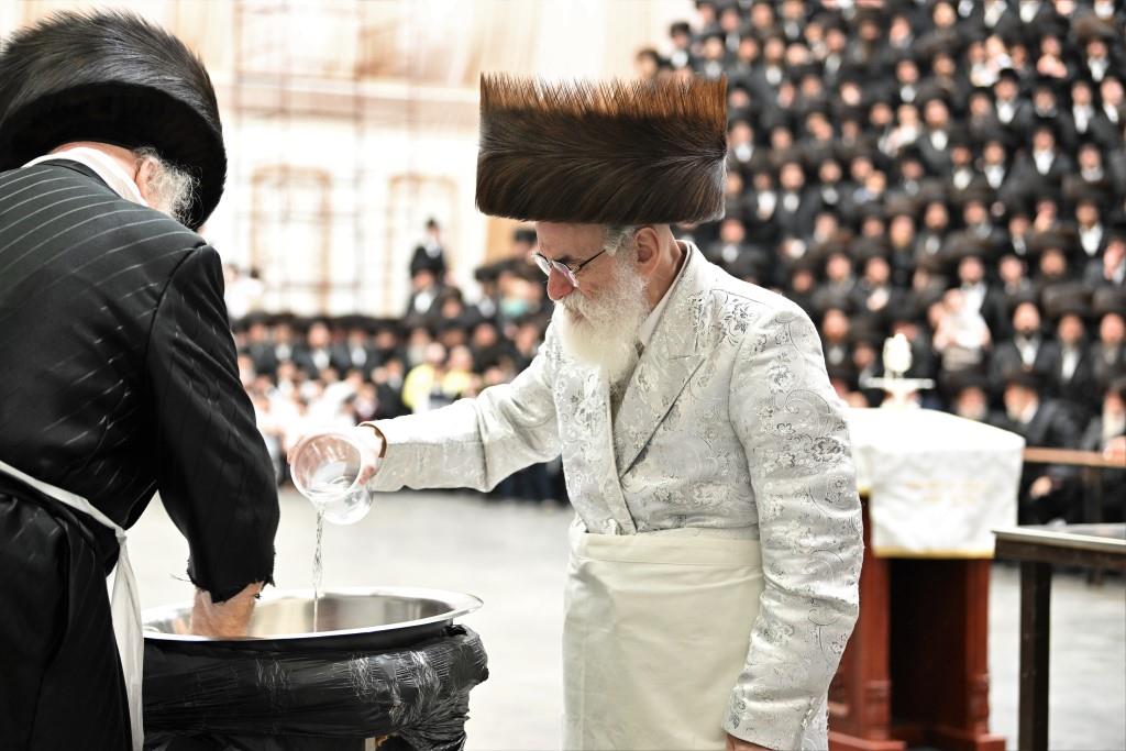 הרבי למד עם הבחור היתום: מראות חג הפסח בויז'ניץ