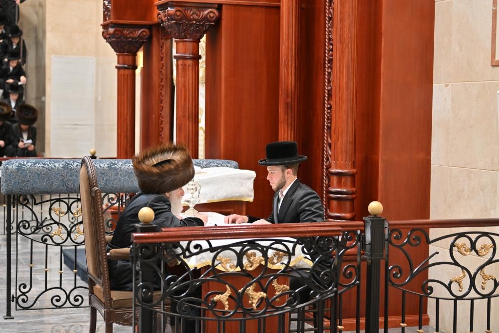 הרבי למד עם הבחור היתום: מראות חג הפסח בויז'ניץ