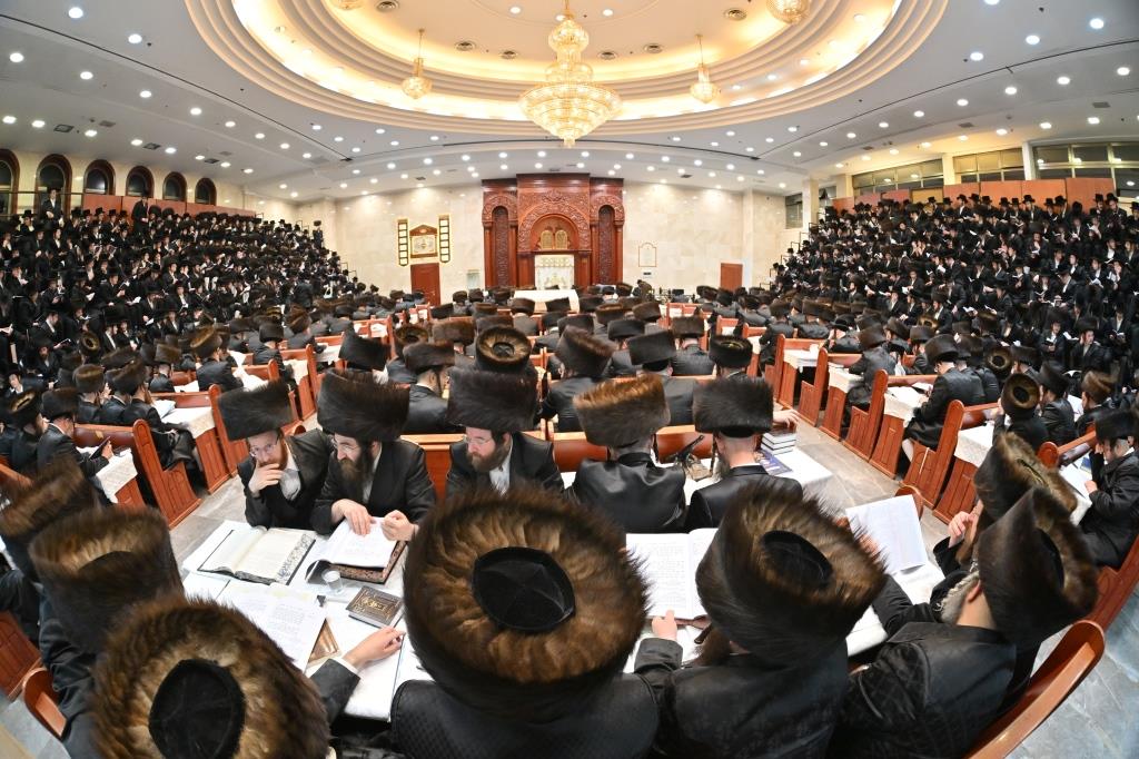 הרבי למד עם הבחור היתום: מראות חג הפסח בויז'ניץ