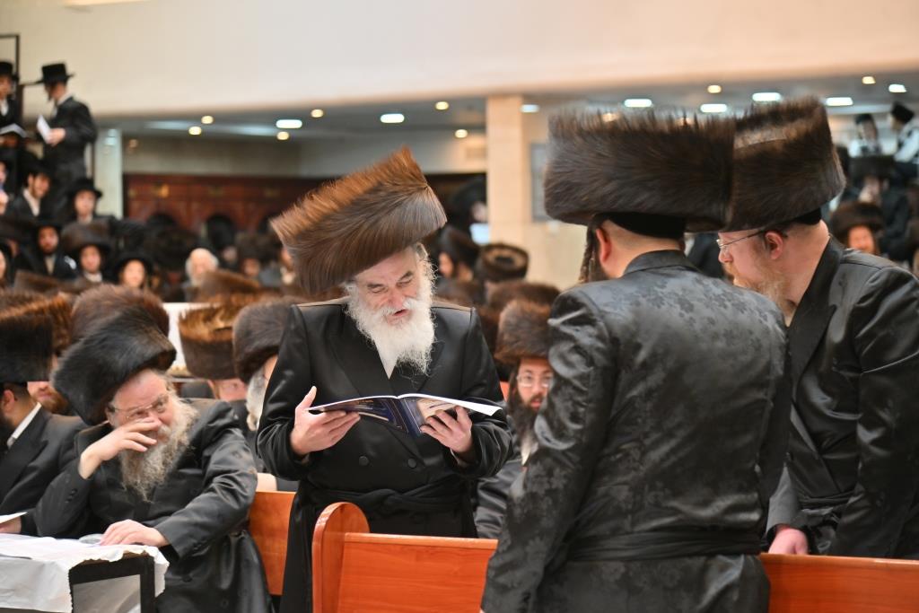 הרבי למד עם הבחור היתום: מראות חג הפסח בויז'ניץ