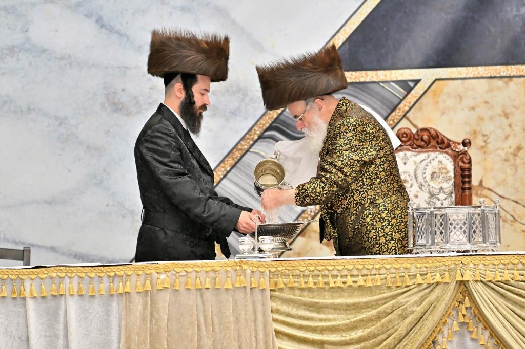 הרבי למד עם הבחור היתום: מראות חג הפסח בויז'ניץ