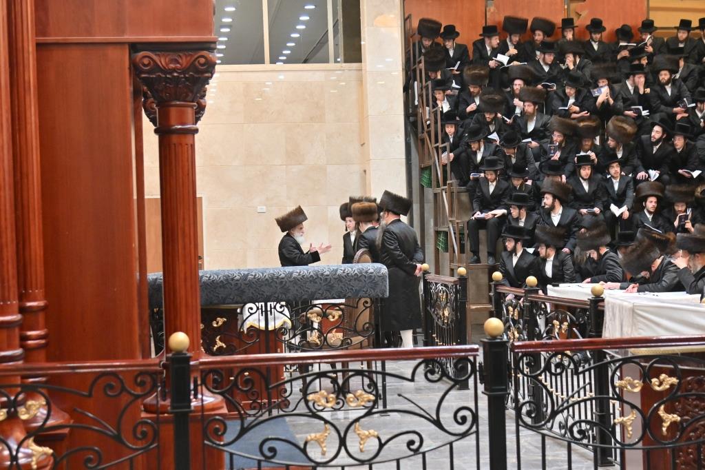 הרבי למד עם הבחור היתום: מראות חג הפסח בויז'ניץ