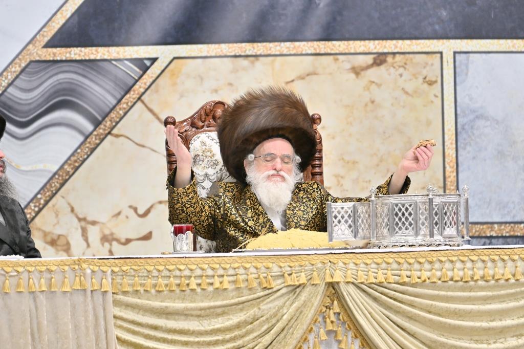 הרבי למד עם הבחור היתום: מראות חג הפסח בויז'ניץ