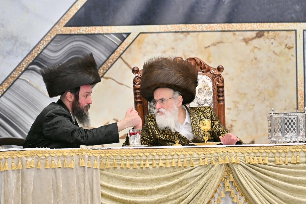 הרבי למד עם הבחור היתום: מראות חג הפסח בויז'ניץ