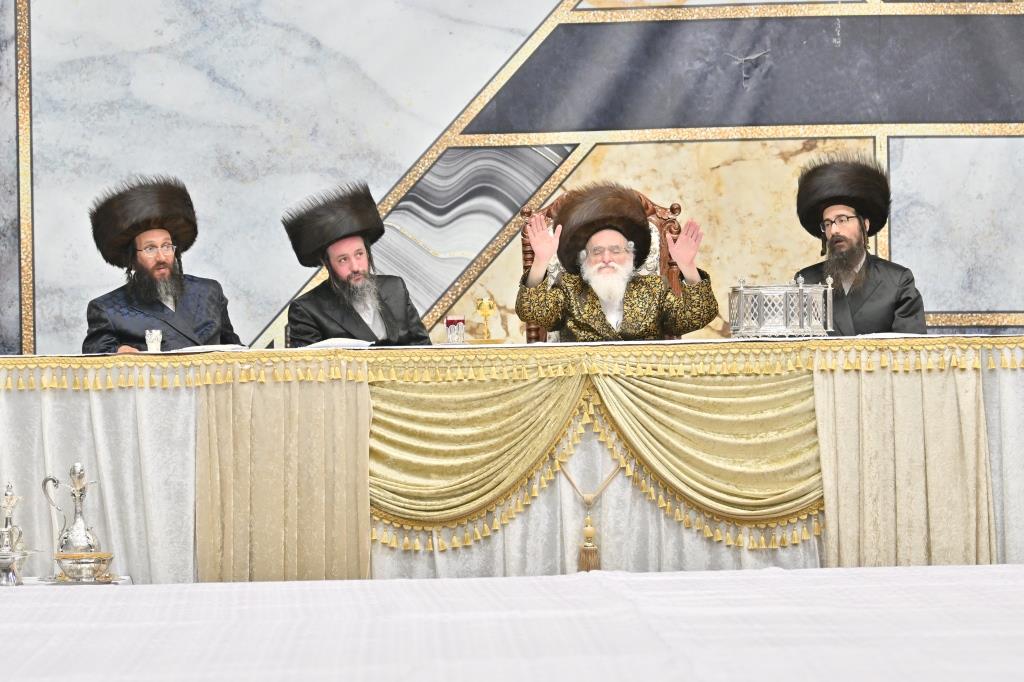 הרבי למד עם הבחור היתום: מראות חג הפסח בויז'ניץ