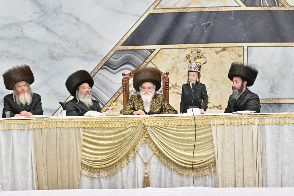 הרבי למד עם הבחור היתום: מראות חג הפסח בויז'ניץ