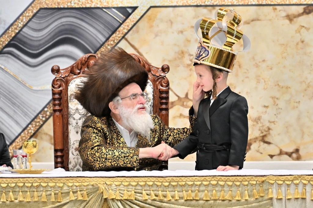 הרבי למד עם הבחור היתום: מראות חג הפסח בויז'ניץ