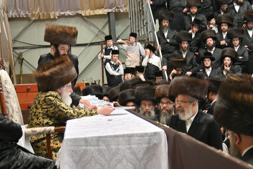 הרבי למד עם הבחור היתום: מראות חג הפסח בויז'ניץ