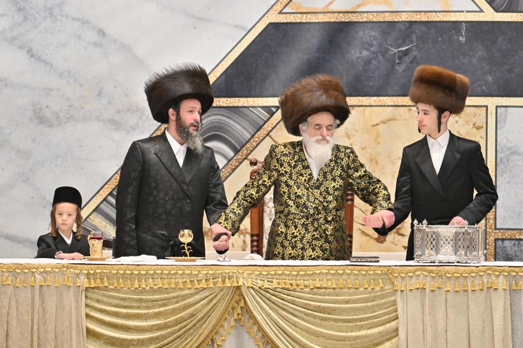 הרבי למד עם הבחור היתום: מראות חג הפסח בויז'ניץ