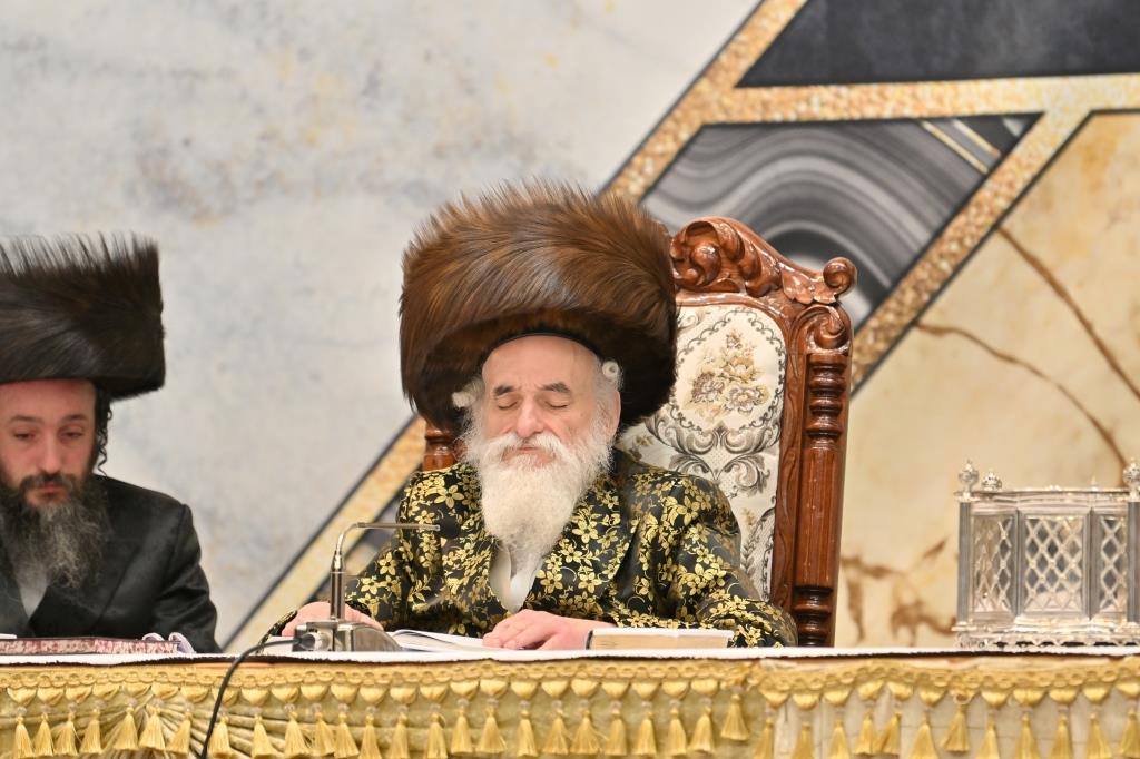 הרבי למד עם הבחור היתום: מראות חג הפסח בויז'ניץ