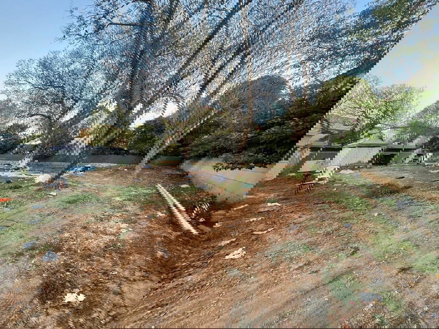 הרחבה ששימשה את מנייני הקורונה - ונלקחה על ידי האבטחה; תיעוד מהשבוע לאחר שבעקבות הביקורת - המקום פונה