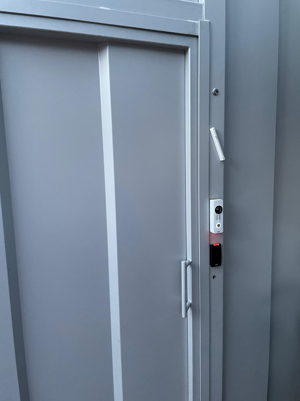 המזוזות שהותקנו על השער