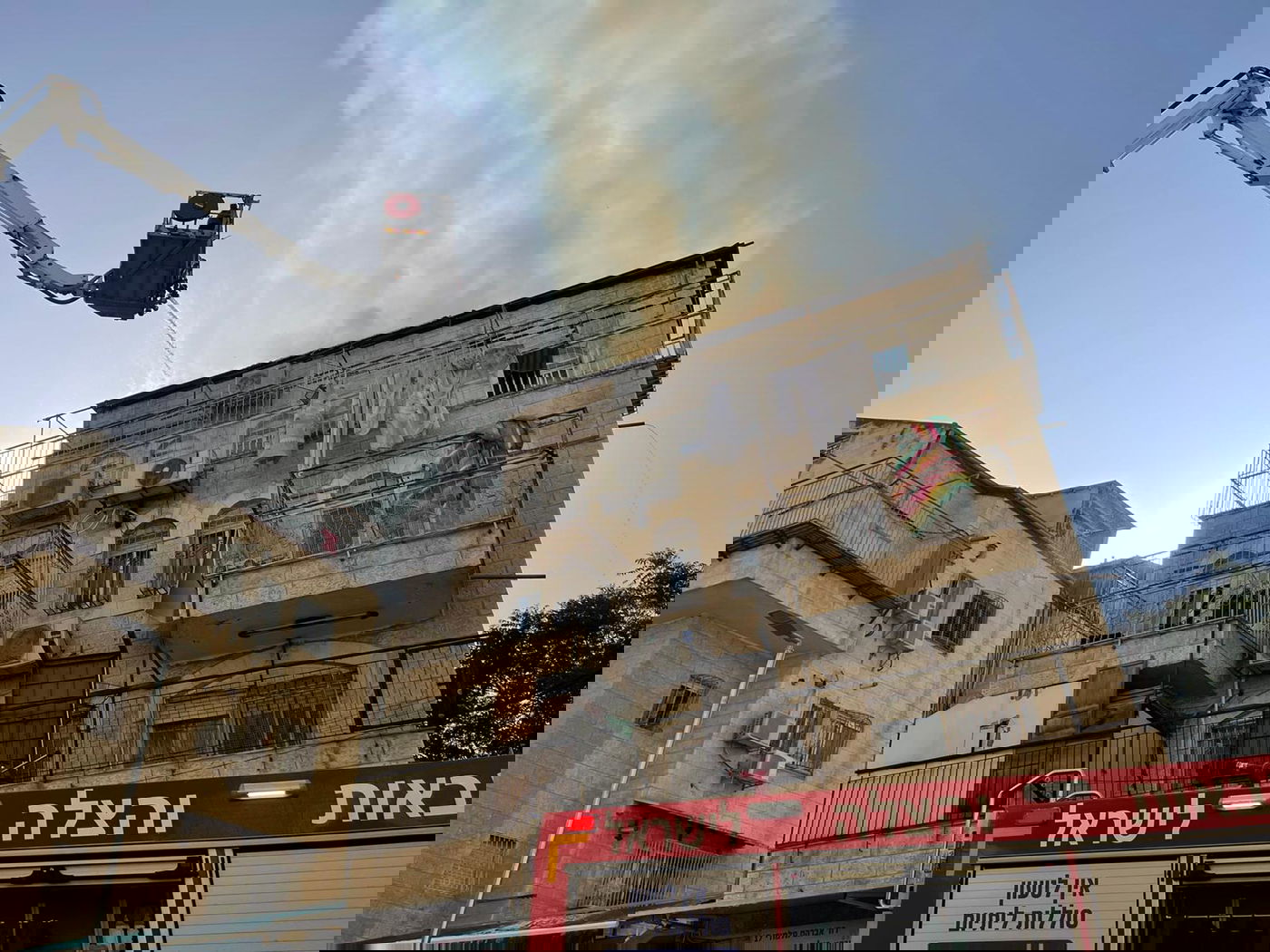 שריפה בירושלים: חשש לילדה לכודה באש